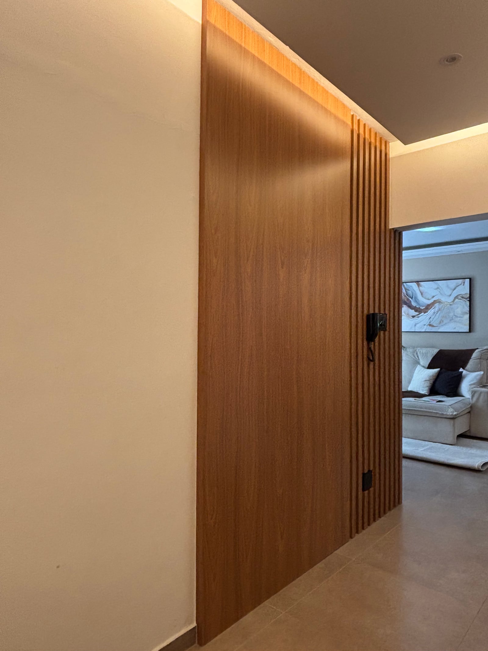 Painel ripado planejado com iluminação embutida em hall de entrada