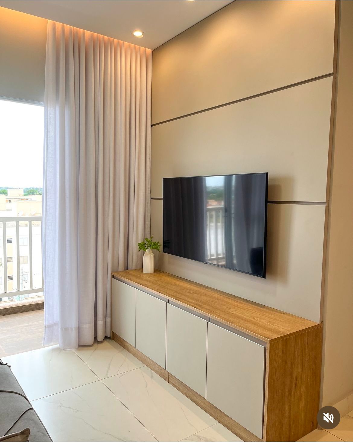Sala planejada com painel para TV sob medida em Resende