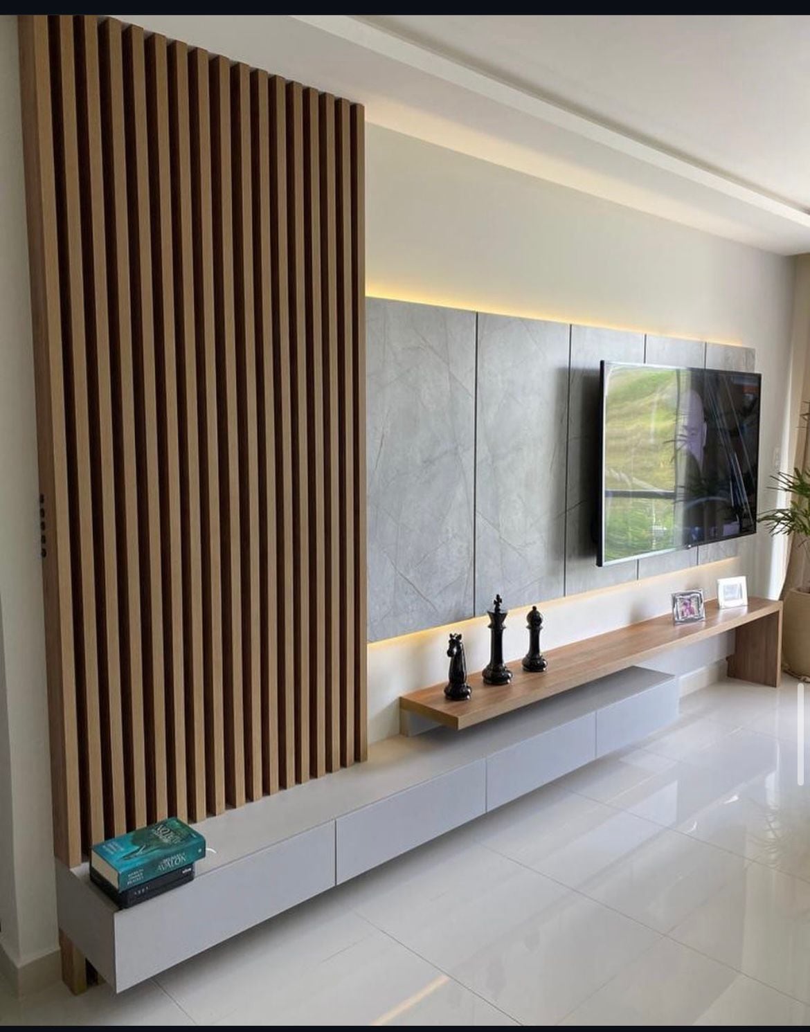 Painel de TV planejado com ripado de madeira e revestimento em mármore